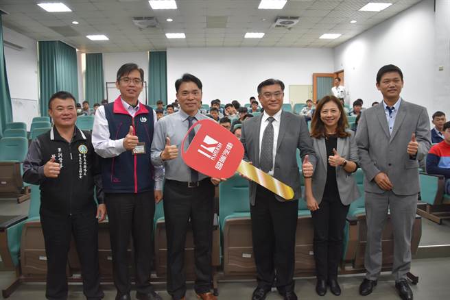 汽车大厂国瑞汽车特别赠送有「新神车」之称的TOYOTA COROLLA CROSS和ALTIS引擎零组件给嘉义县水上乡万能工商。（吕妍庭摄）