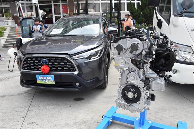 汽车大厂国瑞汽车特别赠送有「新神车」之称的TOYOTA COROLLA CROSS和ALTIS引擎零组件给嘉义县水上乡万能工商。（吕妍庭摄）