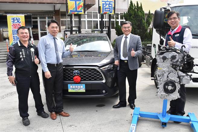 汽车大厂国瑞汽车特别赠送有「新神车」之称的TOYOTA COROLLA CROSS和ALTIS引擎零组件给嘉义县水上乡万能工商当实习车。（吕妍庭摄）