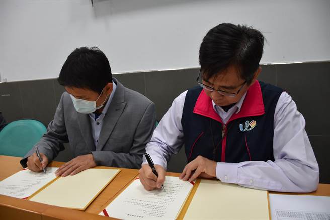 万能工商校长陈育修与南都丰田汽车代表签订加强产学合作意向书。（吕妍庭摄）