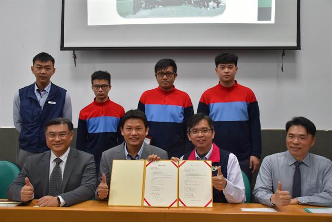 万能工商与南都丰田汽车代表签订加强产学合作意向书。（吕妍庭摄）