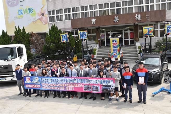 汽车大厂国瑞汽车为让学生进入职场能无缝接轨，5日上午特别赠送有「新神车」之称的TOYOTA COROLLA CROSS和ALTIS引擎零组件给嘉义县水上乡万能工商。（吕妍庭摄）