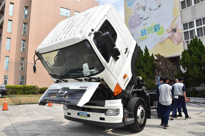 国瑞汽车去年才送万能工商未上市新型商用车HINO 700 300货车两辆。（吕妍庭摄）