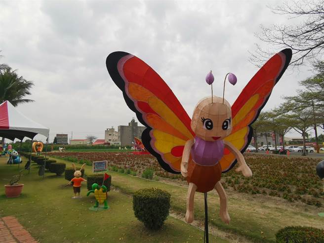 学甲蜀葵花文化节可爱艺术装置。（刘秀芬摄）
