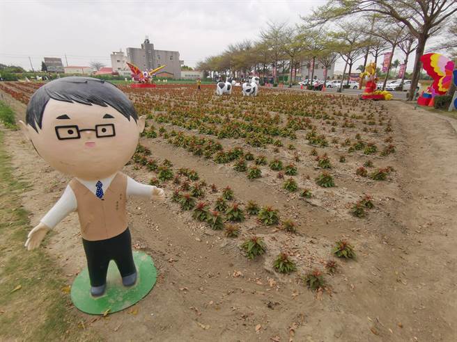 学甲蜀葵花文化节可爱艺术装置。（刘秀芬摄）