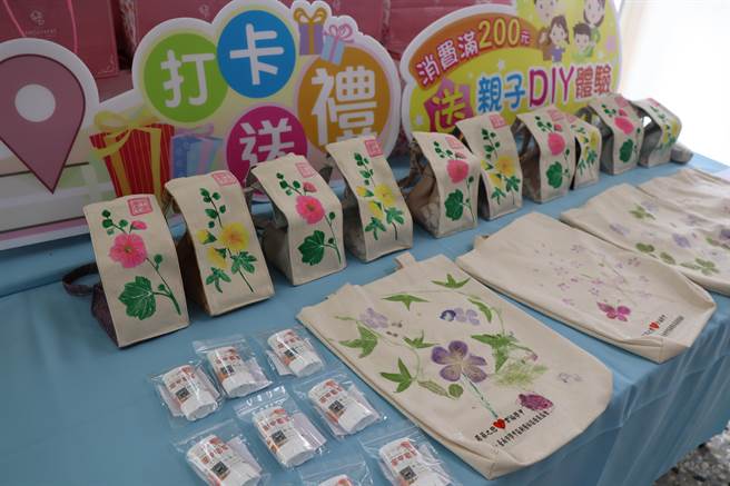 于学甲蜀葵花文化节市集消费满200元，就送植物槌染提袋DIY体验，打卡送蜀葵防疫随身皂。（刘秀芬摄）