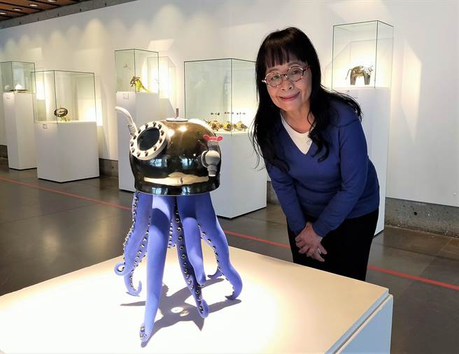 张丽娟作品创作表现趣味、幽默，作品《水管工人》也获得「2020臺湾国际陶艺双年展」入选肯定。（记者蔡雯如摄）