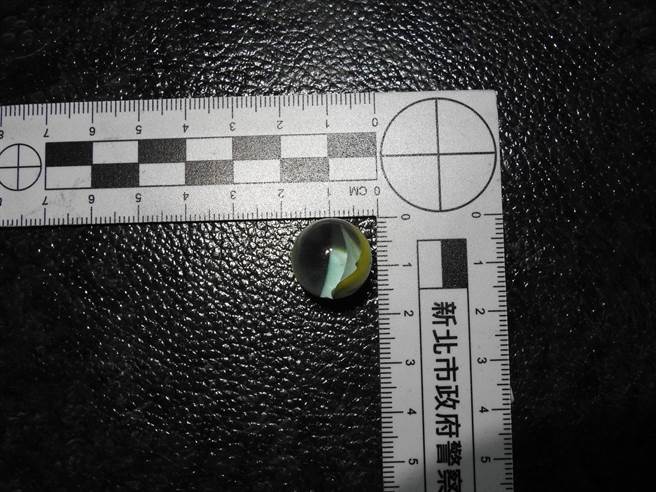 家中有槍擊案？　新莊鑑識警梁育豪「洞」查機先破案（新莊警提供／戴上容新北傳真）