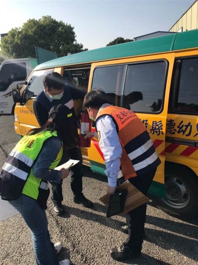 南投县政府近日联合稽查县内国民小学及附近道路，接送学童的车辆软硬体是否符合相关规定。（南投监理站提供／黄立杰南投传真）