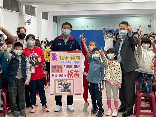 二信吴承安夺学测基隆区榜首  回母校东光国小谈诀窍。（二信高中提供／吴康玮基隆传真）