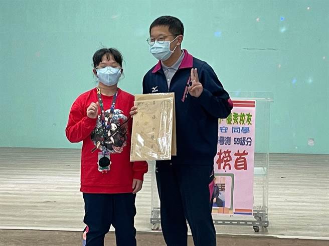 二信吴承安夺学测基隆区榜首  回母校东光国小谈诀窍。（二信高中提供／吴康玮基隆传真）