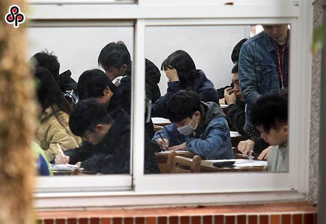 今年大学个人申请即将开始，为避免考生因为疫情期间遭隔离、滞留境外无法参加入学甄试，或大学校系受疫情影响停班停课不能办理甄试。（本报资料照）