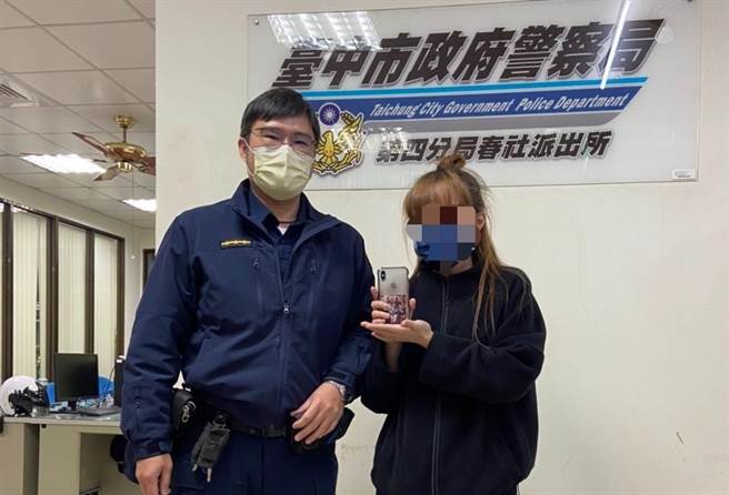 台中市警方調監視器找回的不只手機，還有民眾珍貴的兒時記憶，女子手機失而復得，頻感謝警察。（民眾提供／盧金足台中傳真）