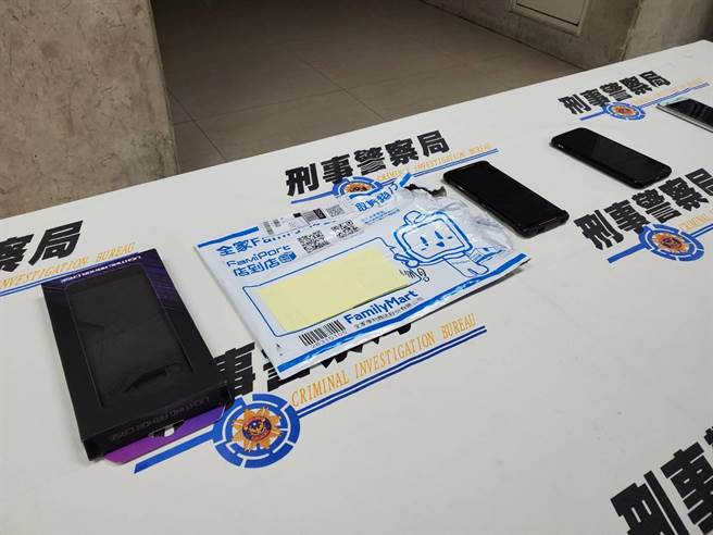 警方将苏嫌等2人逮捕到案，查扣手机等赃证物。(林郁平摄)