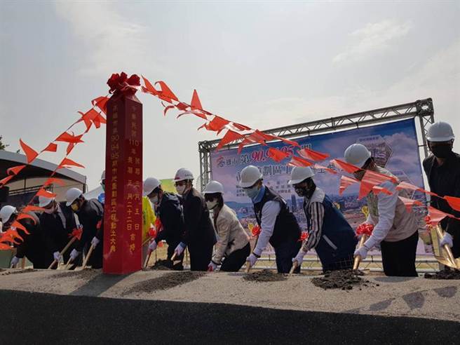 （高雄亚湾第90、94、以及95期重划区工程5日下午开工，高雄地政局长陈冠福(柱子右起)、秘书长杨明州、以及高雄市议会议长曾丽燕等人动土。图／顏瑞田）
