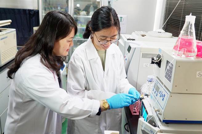 張淑微（左）指導學生做實驗，使用專業工具從食用海藻中萃取出海藻多醣體。（大葉大學提供／謝瓊雲彰化傳真）
