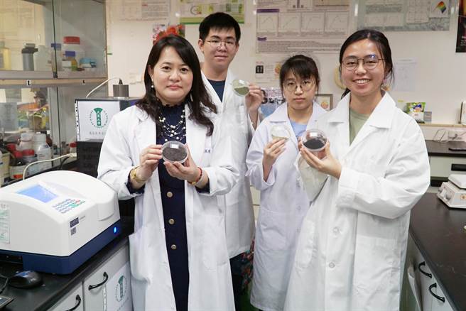 大葉大學藥保系張淑微老師（左一）長期研究酵素工程，這次更結合酵素與海洋中的各種食用藻類，開發食用價值以外的附加經濟價值。（大葉大學提供／謝瓊雲彰化傳真）