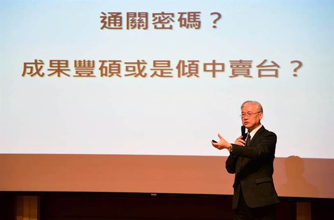 前陆委会主委、外交部政务次长夏立言，5日前进侨泰高中，以两岸关系议题发表演说。（侨泰高中提供／黄国峰台中传真）