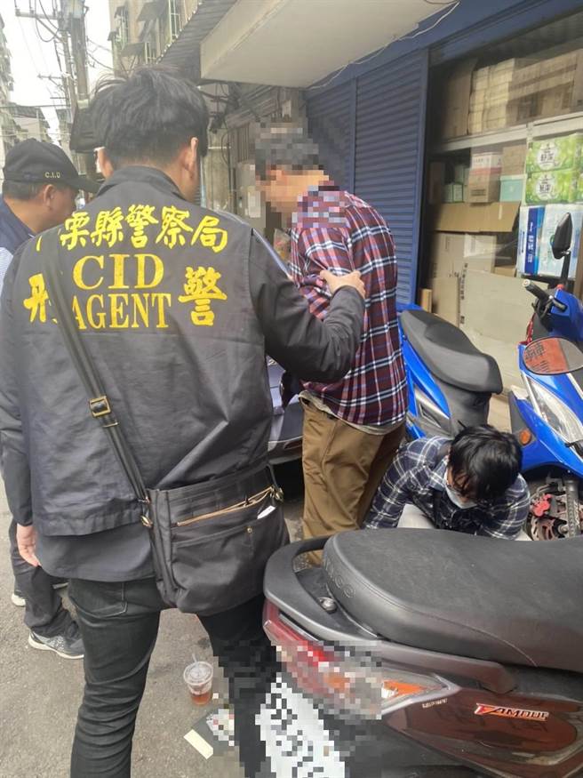 竹南警分局侦查队干员4日下午在新北市新店区逮获吴嫌。（竹南警分局提供／谢明俊苗栗传真）