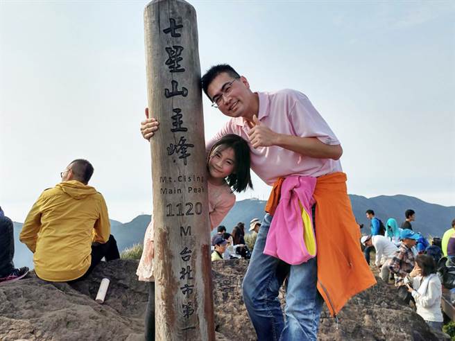 詹士林(图右)与女儿感情极佳，休假日都会带女儿出游踏青。(图/永庆房屋提供)

