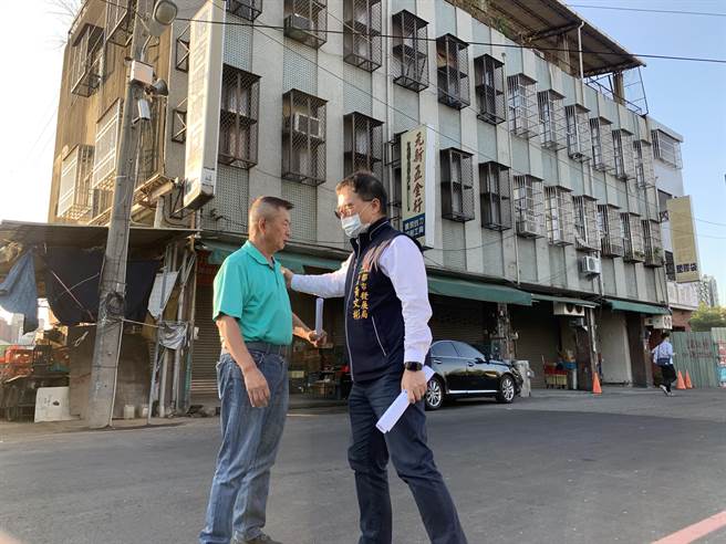 台中市政府5日上午举办武德街建筑物拆除工程开工仪式，市议员郑功进向都发局长黄文彬希望市府加速完工。（冯惠宜摄）