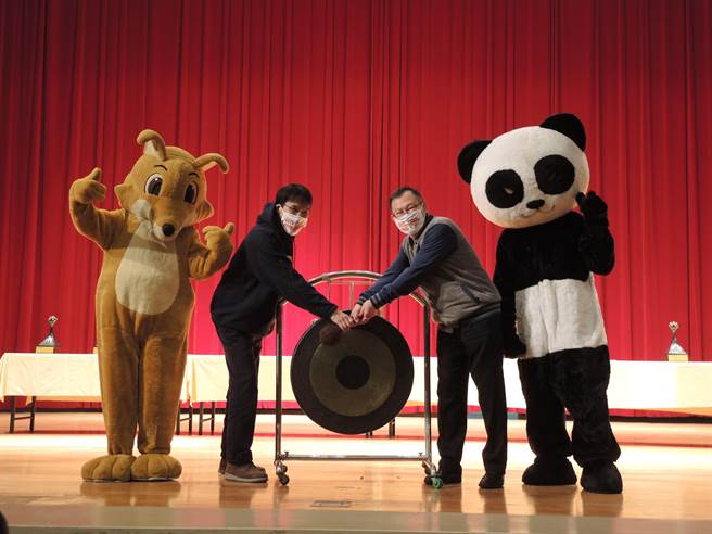 辛丑梅竹赛5日举办开幕式，因存在争议，清大师长未出席，阳明交大校长林奇宏（右）代替清大校长敲锣。（邱立雅摄）