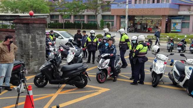 大园警分局与桃园市环保局合作，拦查违规车辆。（姜霏摄）