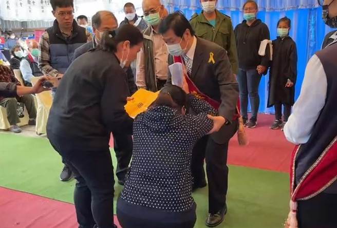 台铁局海端火车站2月23日发生工程维修车撞上工务段人员的2死1伤重大工安意外，因公殉职的池上工务段潘姓领班5日出殡，家属下跪递交陈情书。（蔡旻妤摄）