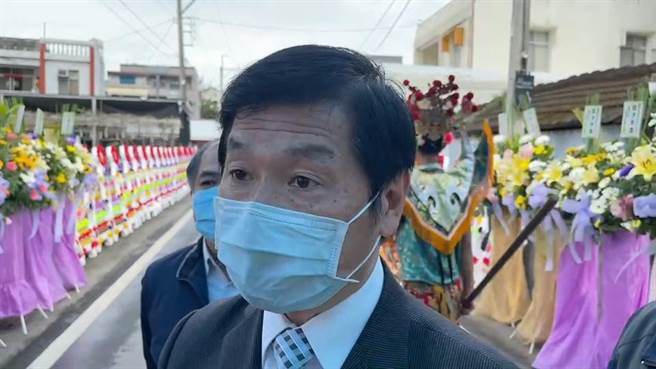 台铁局海端火车站2月23日发生工程维修车撞上工务段人员的2死1伤重大工安意外，因公殉职的池上工务段潘姓领班5日出殡，家属下跪递交陈情书。（蔡旻妤摄）