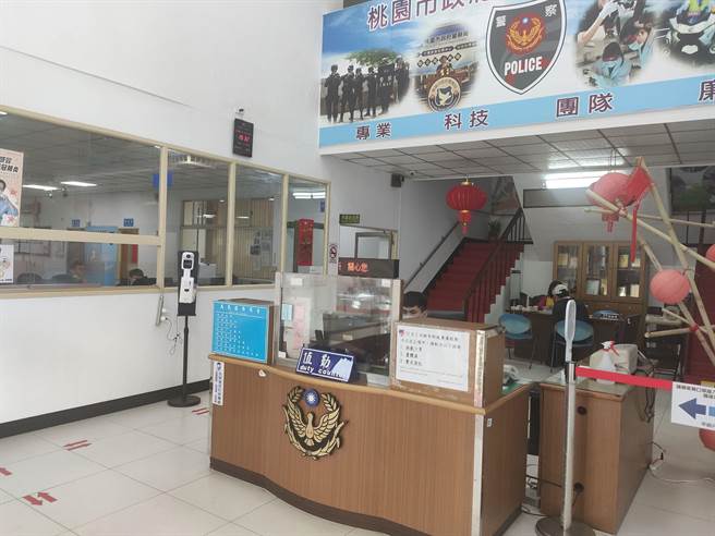 桃園市40歲何姓男子被警方帶回派出所，還在內隨地尿尿，員警要扶他時，還咬傷員警。（賴佑維攝）