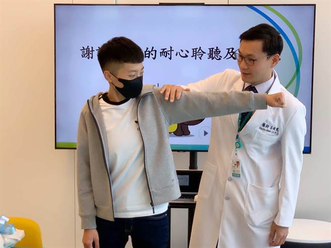 27岁小恩（左）昔日是体育健将，因为一场车祸中断金牌梦，在博田国际医院骨科医师吕俊宽救治下，逐渐恢復手部功能。（柯宗纬摄）