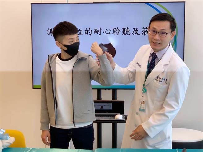 27岁小恩（左）昔日是体育健将，因为一场车祸中断金牌梦，在博田国际医院骨科医师吕俊宽救治下，逐渐恢復手部功能。（柯宗纬摄）