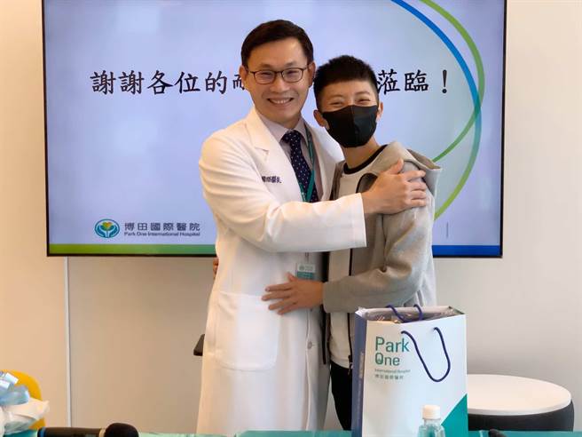 27岁小恩（右）因为车祸手部受重伤，在博田国际医院骨科医师吕俊宽救治下，逐渐恢復手部功能。（柯宗纬摄）