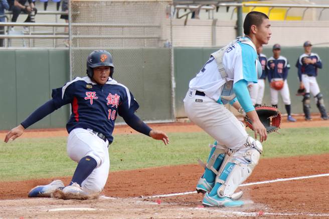 木棒联赛冠军战，平镇高中张翔（左）个人包办4分打点。（学生棒联提供）