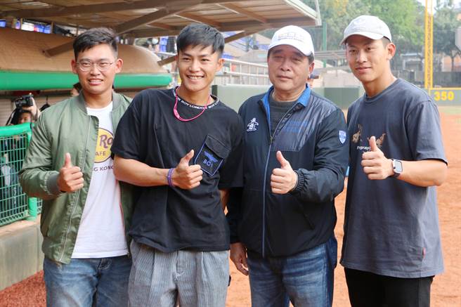 平镇高中校友辛元旭、李宗贤、戴培峰趁富邦悍将春训前到嘉义市球场为学弟冠军战加油。（学生棒联提供）