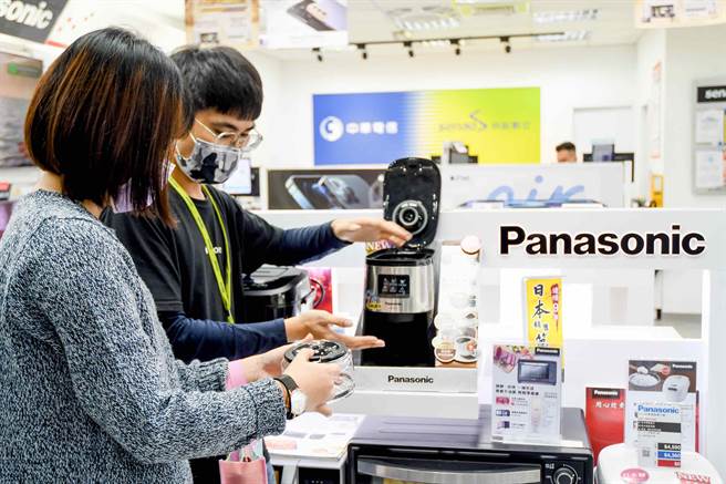 神腦門市的Panasonic品牌櫃有多款商品，也有專業門市人員為您服務，歡迎民眾至門市體驗選購。（神腦國際提供／黃慧雯台北傳真）
