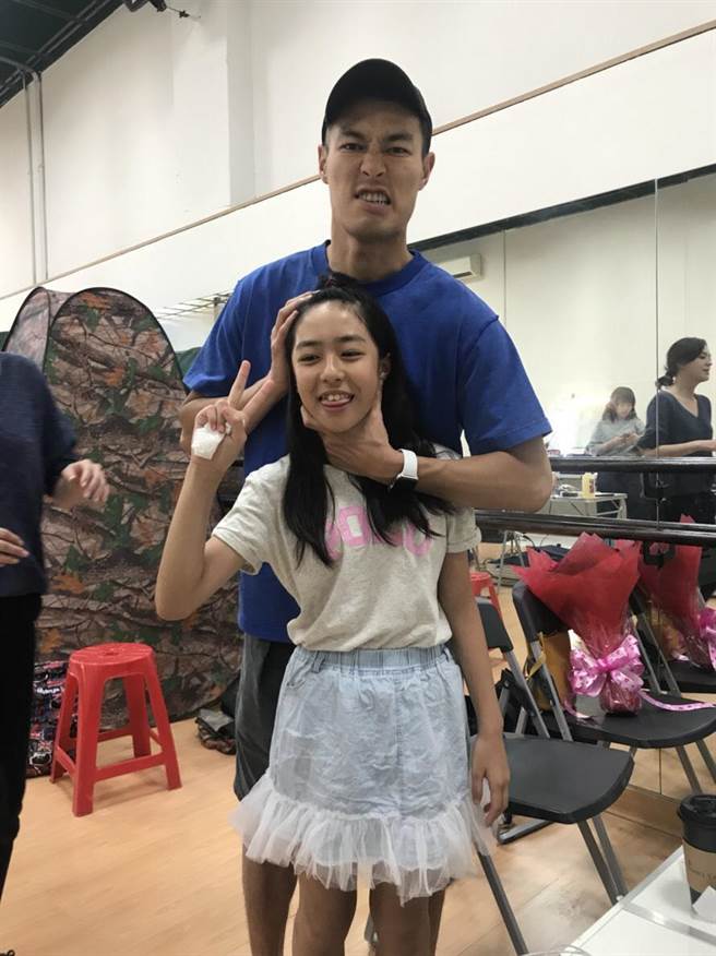 杨佑寧模仿剧中模样掐女儿彤彤脖子。(马棋朵提供)