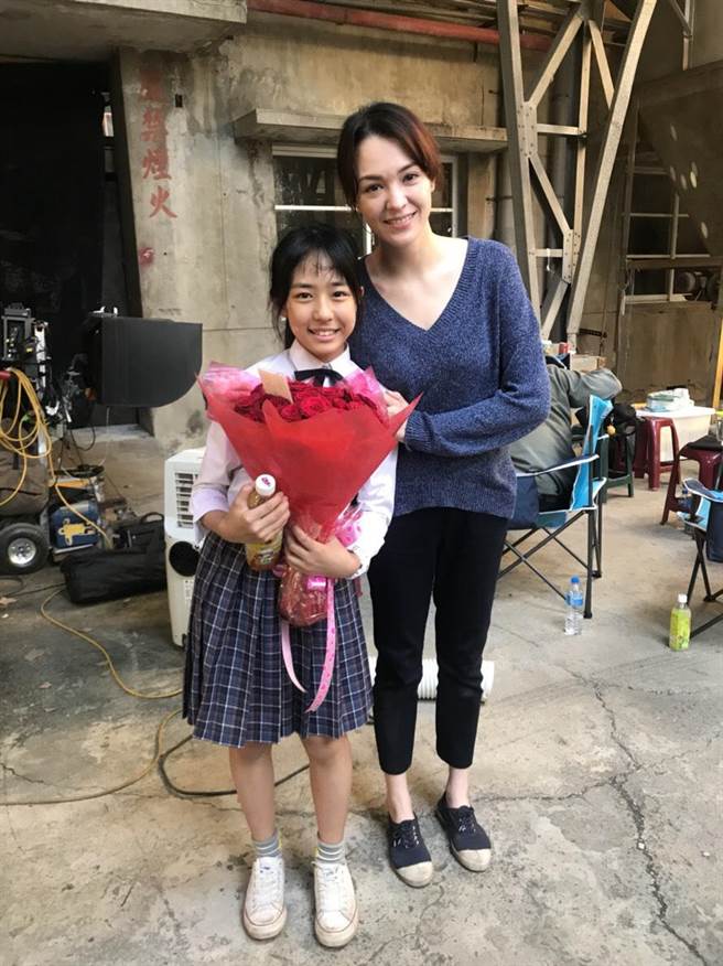 电影杀青时，彤彤与张榕容(右)合照。(马棋朵提供)
