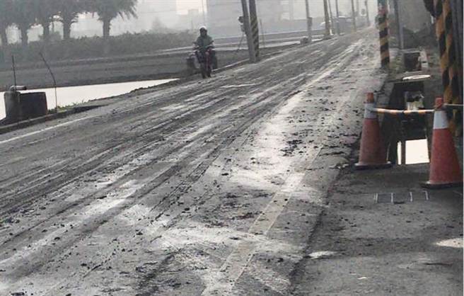 福兴番婆街又出现农机沿路掉土，加上昨夜下雨，污染得整条道路都泥泞不堪。（许琦祥提供／吴敏菁彰化传真）