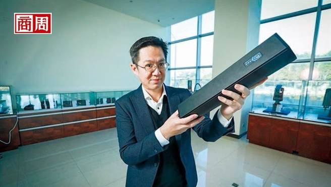 新普董事长宋福祥说大儿子宋维哲喜欢尝试新东西，当初跨入电动自行车领域，即由他主导。拍摄时他拿起欧洲电动自行车的电池模组向我们展示。(图/陈宗怡摄)