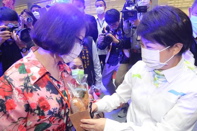 台中市长卢秀燕5日与100名各行各业代表的「经典女性」提前庆祝「妇女节」，分赠一朵玫瑰花和一块麵包，呼应1908年3月8日以口号「玫瑰与麵包」在纽约街头游行的女性工人，象徵女权应受尊重的诉求。（卢金足摄）