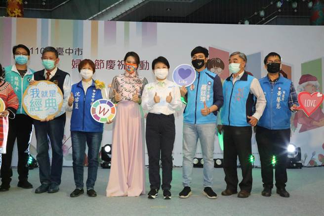 台中市长卢秀燕5日与100名各行各业代表的「经典女性」提前庆祝「妇女节」，分赠一朵玫瑰花和一块麵包，呼应1908年3月8日以口号「玫瑰与麵包」在纽约街头游行的女性工人，象徵女权应受尊重的诉求。（卢金足摄）