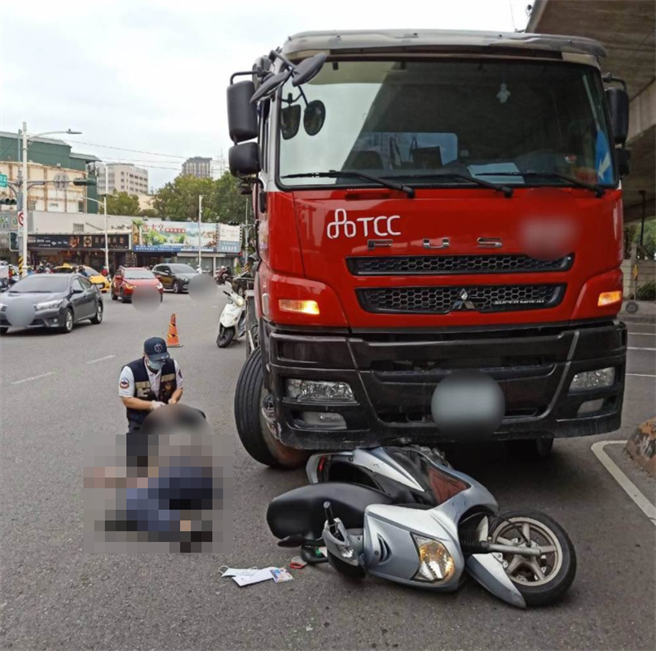 高雄消防队瑞隆分队陈姓小队长2日骑乘机车欲到雄中载孩子放学，却在行经三民区建国路、民族路口时，与1辆水泥车发生擦撞，造成他骨盆粉碎性骨折大量失血，送往高医急救后宣告不治。（翻摄画面／洪浩轩高雄传真）