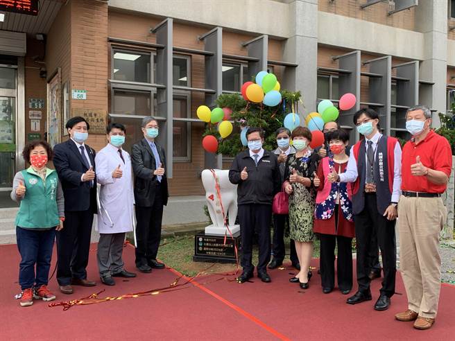 桃园市长郑文灿5日亲至视察观音牙科医疗站启用。（姜霏摄）