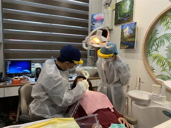 老年人需注意缺牙问题，容易伴随失智症、糖尿病等慢性疾病。（姜霏摄）