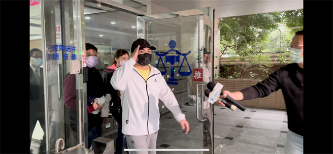 新北市议员曾焕嘉因涉嫌诈领助理费128万多元遭起诉，他在移审庭上承认部分犯行事实，遭法官裁定300万元交保，限制出境、出海8月。（记者蔡雯如摄）