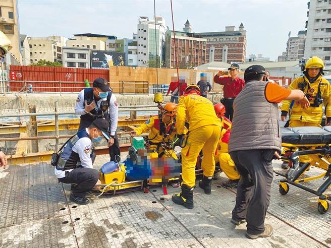 高雄鼓山区美术东四路知名豪宅工地钢筋倒榻事件，方姓工人经一夜抢救，仍宣告不治。（本报资料照／袁庭尧高雄传真）