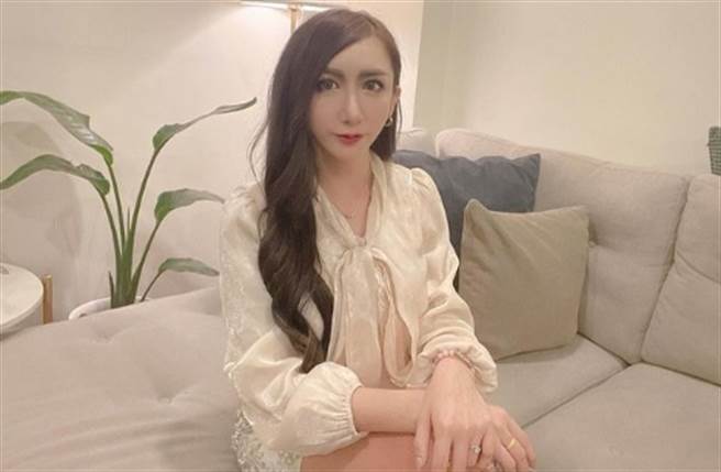 罔腰遭网友斥责拿妈妈手册扯谎，她不改态度回呛，再度引发眾人不满。(翻摄自wen810615 IG)