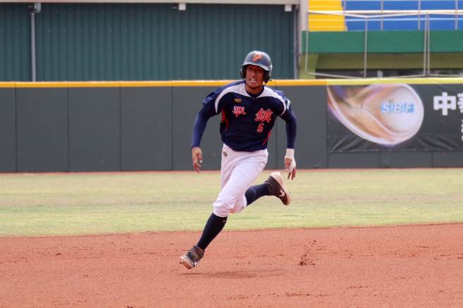 平镇高中董子恩在冠军战猛打赏。（学生棒联提供）