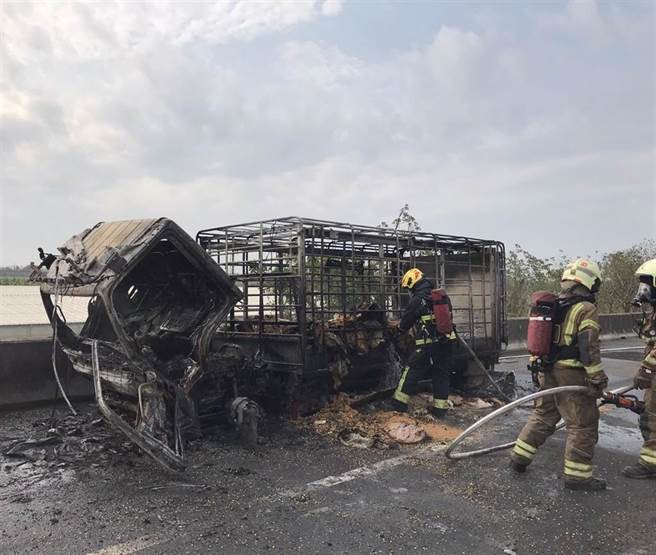 国1台南安定路段火烧车 黑烟衝天烧光车架 南科车流塞爆（读者提供／刘秀芬台南传真）